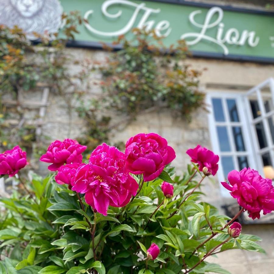 The Lion At West Pennard Hotel Luaran gambar Peonies in bloom