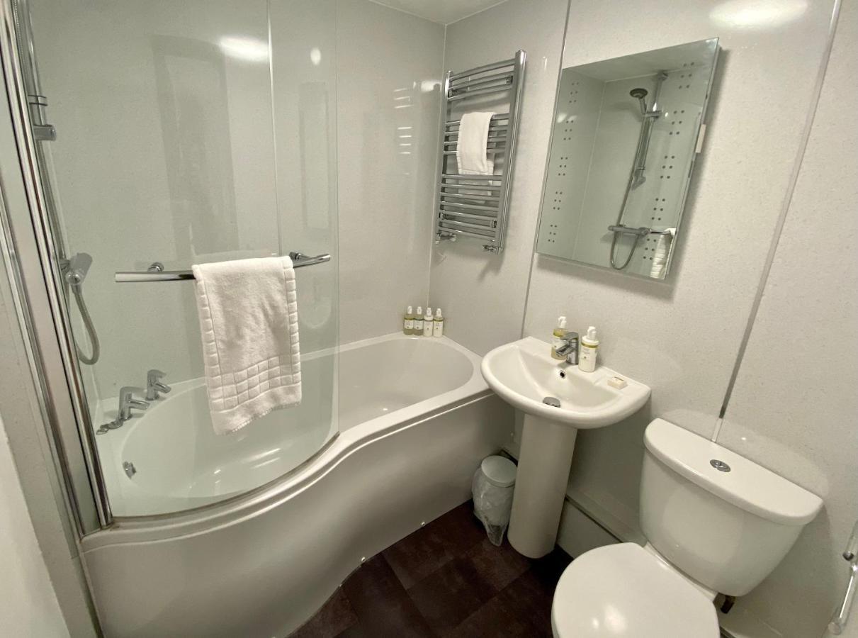 The Lion At West Pennard Hotel Luaran gambar Bathroom in a UK hotel