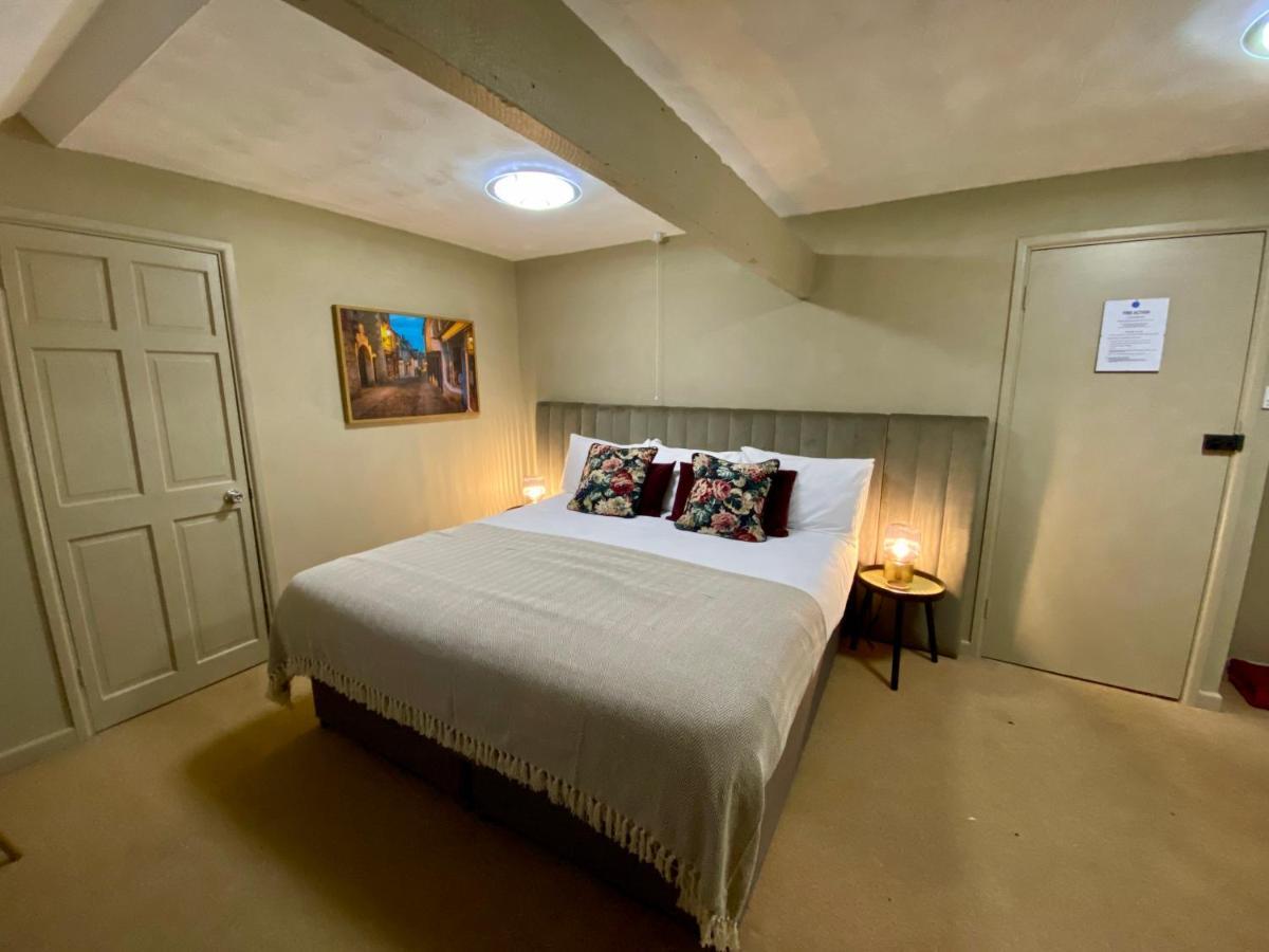 The Lion At West Pennard Hotel Luaran gambar A bedroom at the hotel