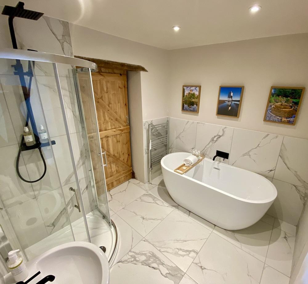 The Lion At West Pennard Hotel Luaran gambar Bathroom with shower enclosure and freestanding bath