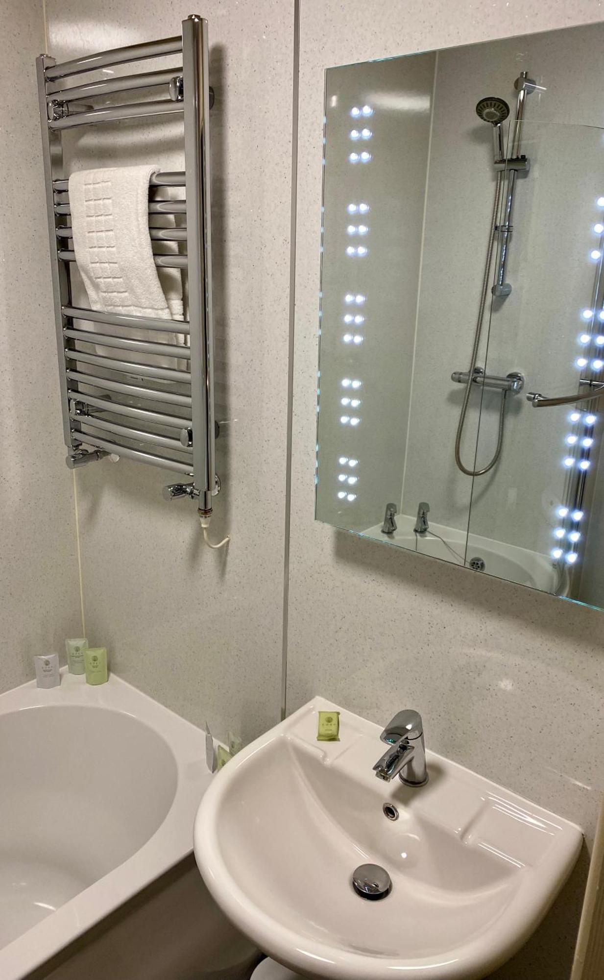 The Lion At West Pennard Hotel Bilik gambar A heated towel rail