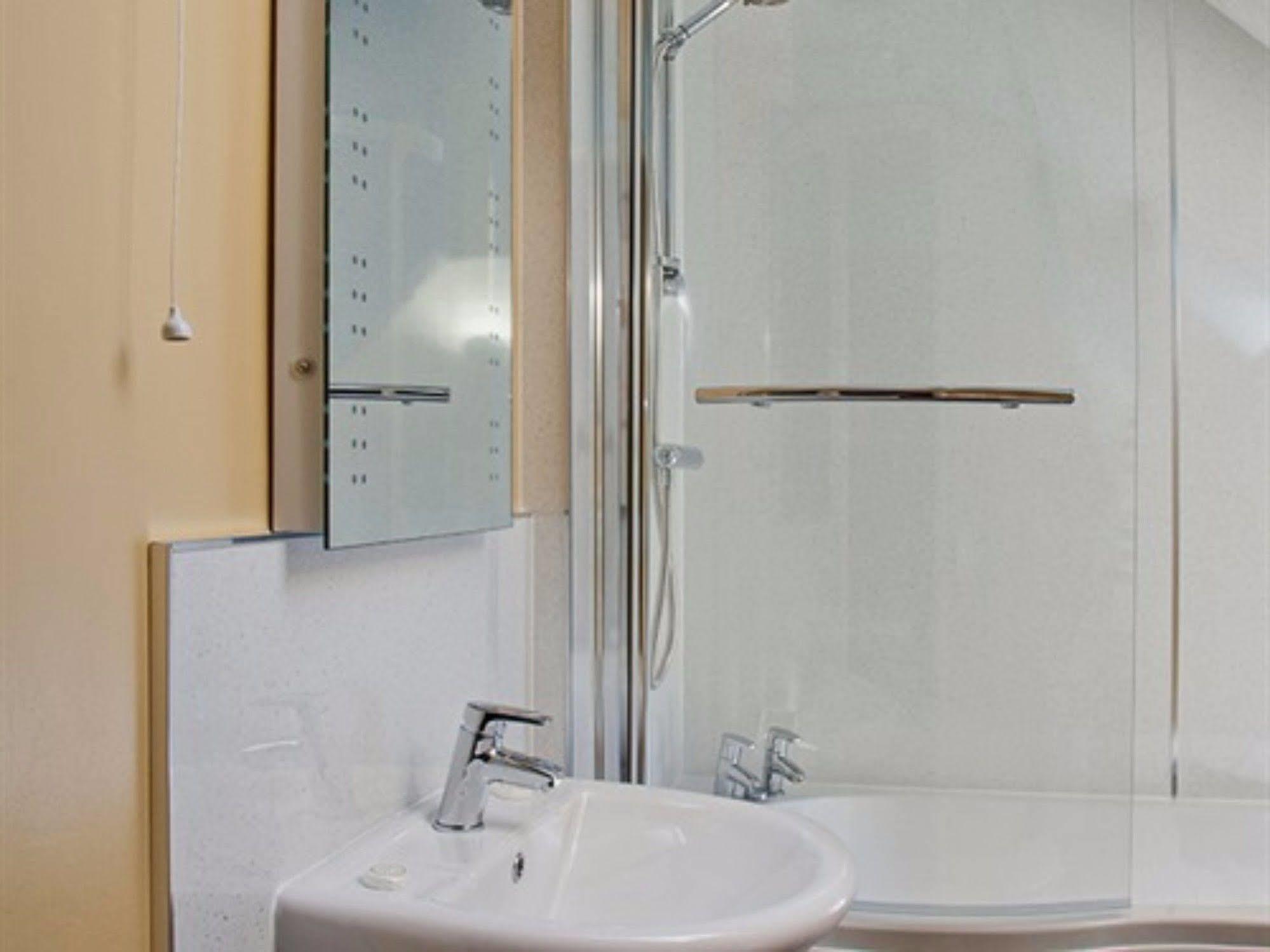 The Lion At West Pennard Hotel Luaran gambar A shower bath