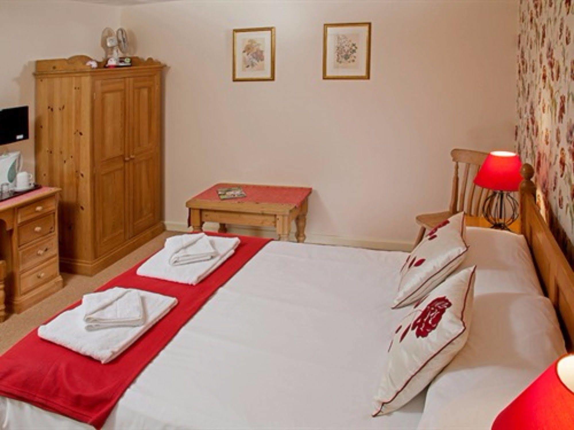 The Lion At West Pennard Hotel Luaran gambar A room at the hotel
