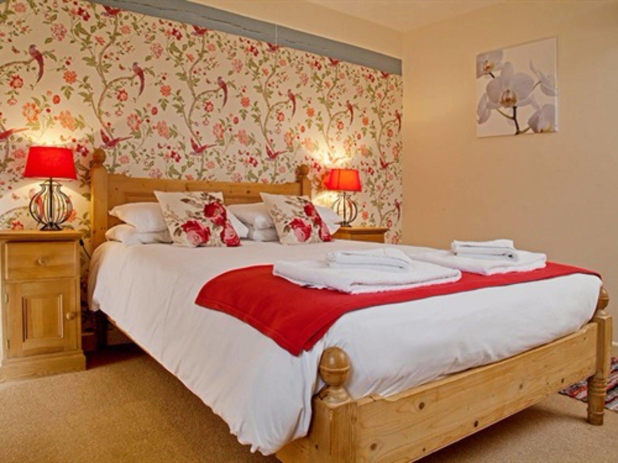 The Lion At West Pennard Hotel Luaran gambar A bedroom at the Old Mill
