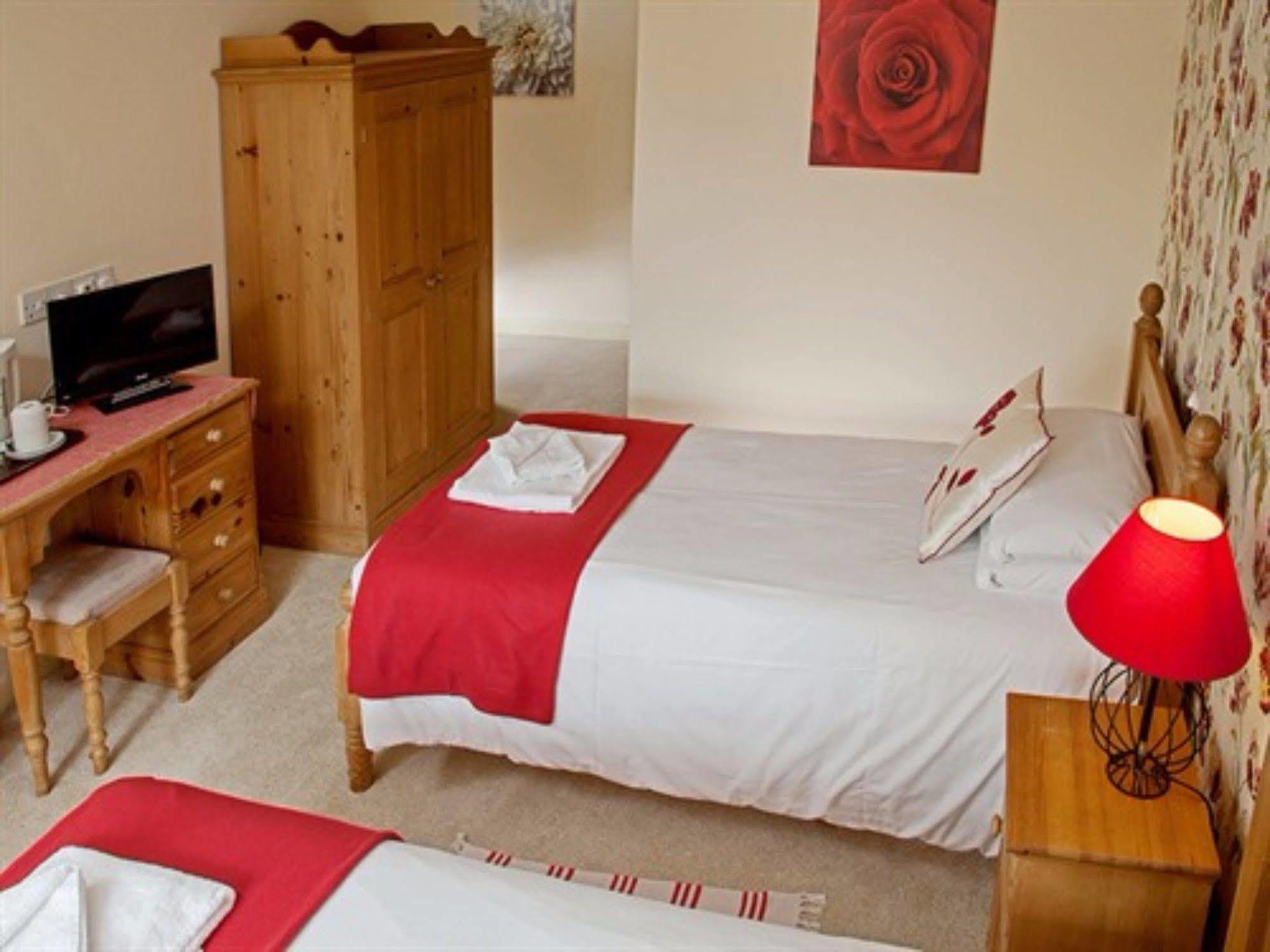 The Lion At West Pennard Hotel Luaran gambar A typical bedroom at the school
